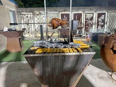 Grelha de churrasco de aço corten para cozinha ao ar livre com porta-galinha rotativa automática